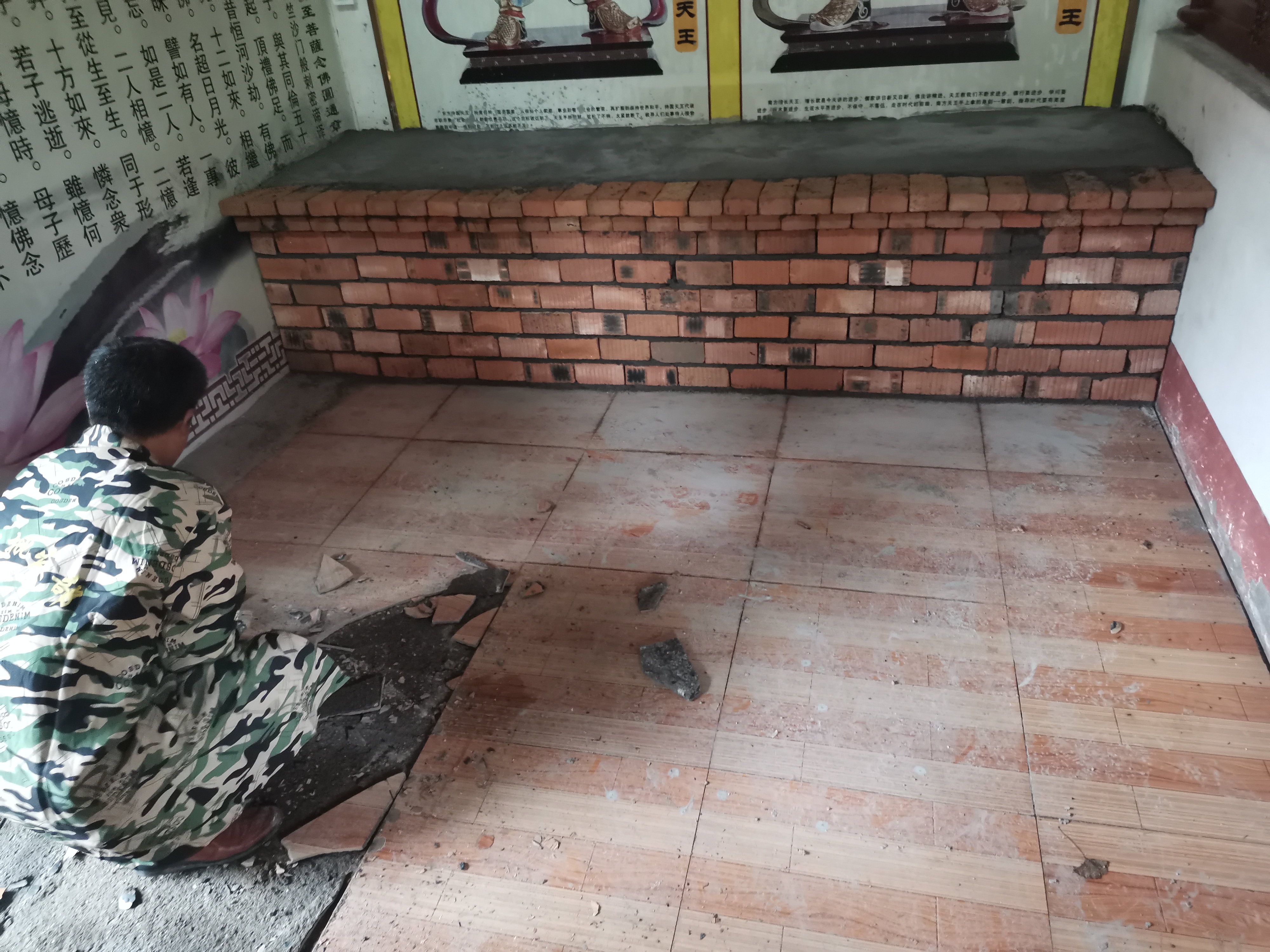 u7彩票cc天王殿铺设地砖及牌匾贴金
